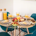 Host Wise - Trendy Spacious Flats -