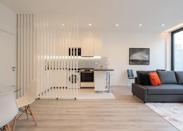 Host Wise - Trendy Spacious Flats - *