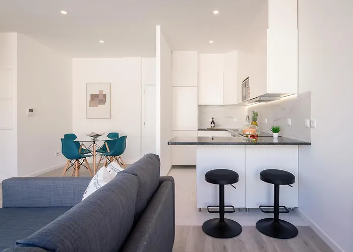 Host Wise - Trendy Spacious Flats - *