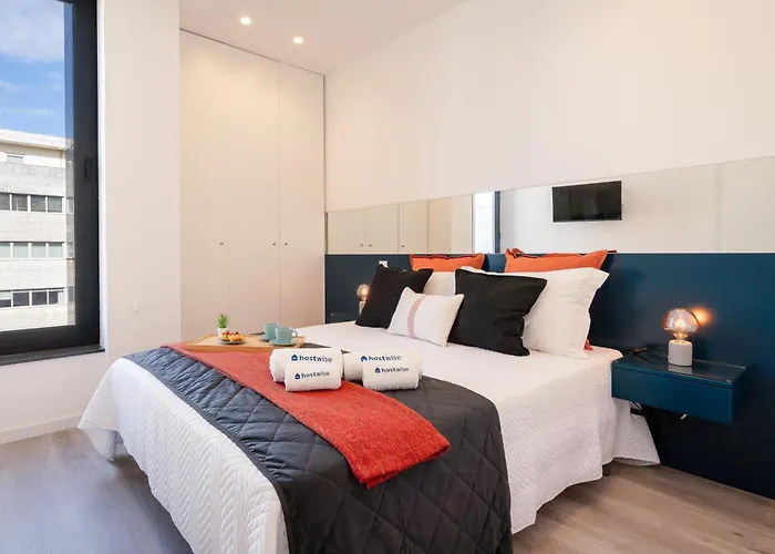 Host Wise - Trendy Spacious Flats - Apartment